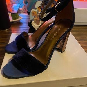Marc fisher size 6 navy velvet and gold heels